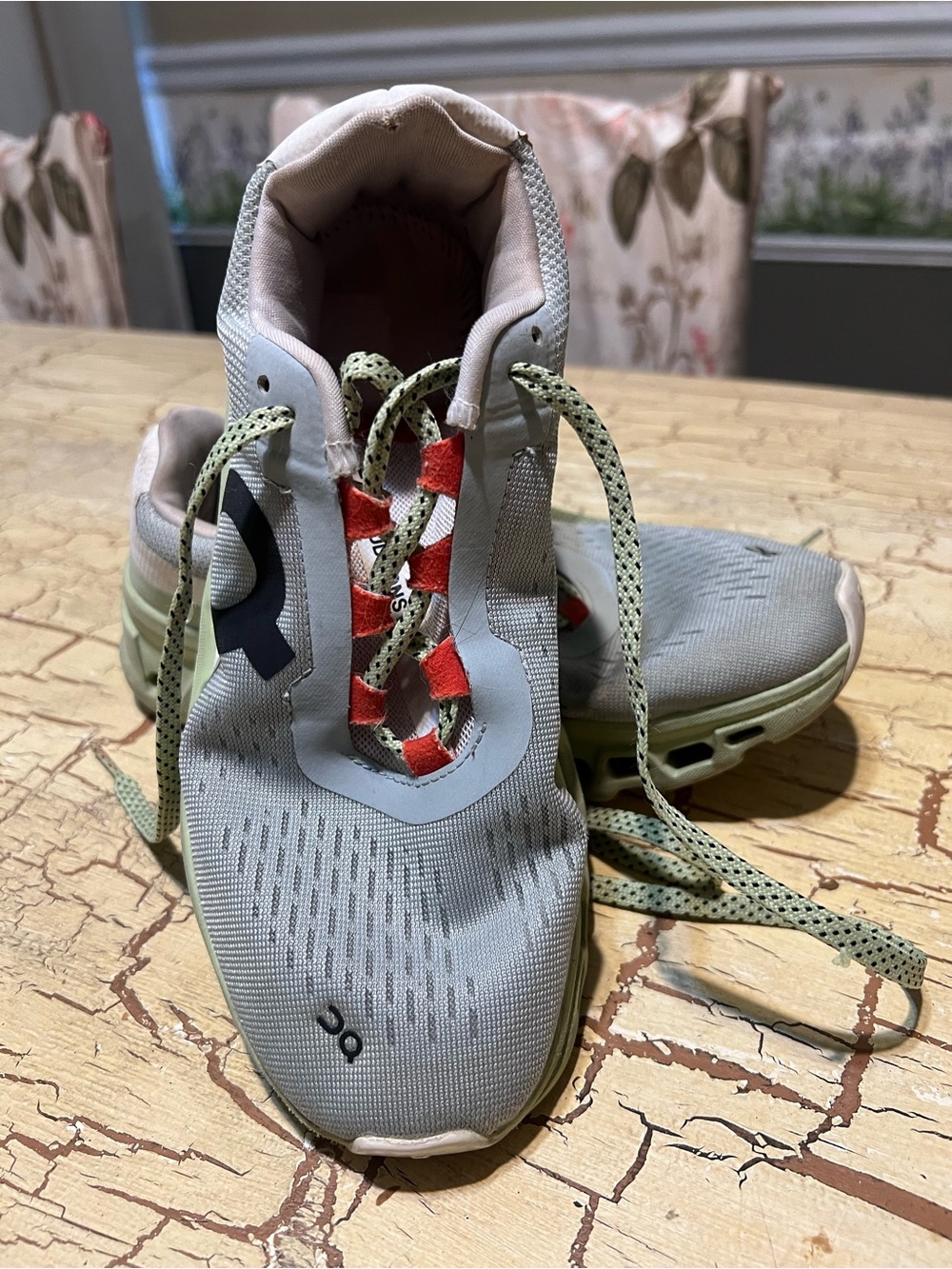 On Running ladies Sneakers in Pale Green with Red Accents